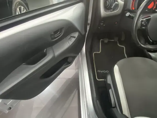 Toyota Aygo 2015 - 9850 EUR, 116267 km - AUTO.MOTO.pt - 116267km - foto 13 de 34