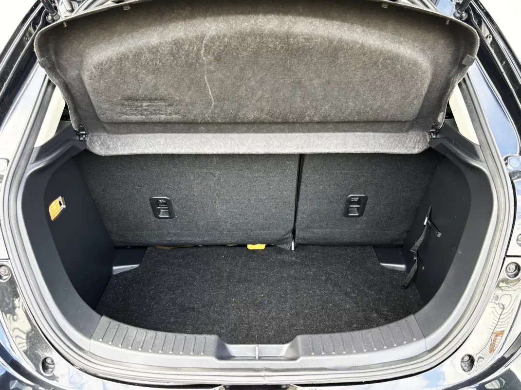 Mazda 2 2015 - 11500 EUR, 75000 km - AUTO.MOTO.pt - 75000km - foto 30 de 33