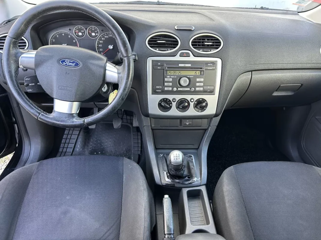 Ford Focus 2006 - 5500 EUR, 179978 km - AUTO.MOTO.pt - 179978km - foto 7 de 15