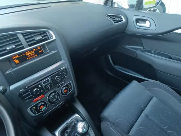Citroën C4 2015 - 10500 EUR, 53000 km - AUTO.MOTO.pt - 53000km - foto 21 de 37