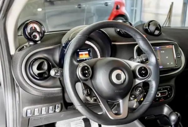 Smart ForTwo Coupé 2021 - 14145 EUR, 28400 km - AUTO.MOTO.pt - 28400km - foto 2 de 15