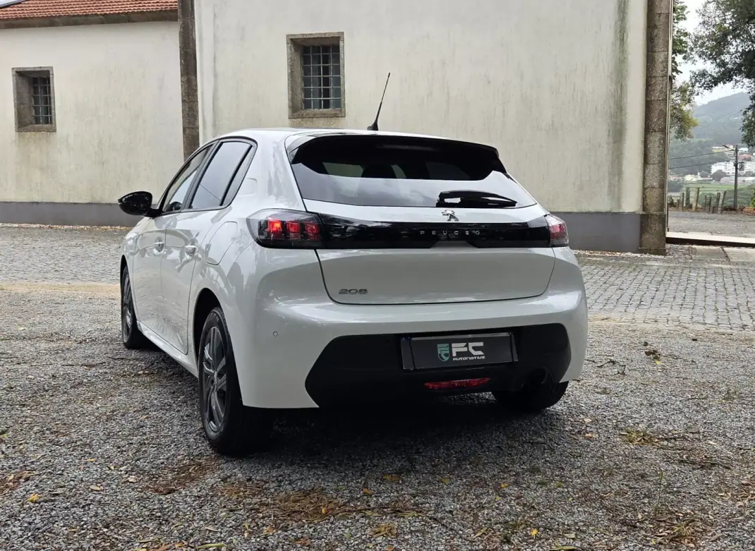 Peugeot 208 2022 - 13850 EUR, 99000 km - AUTO.MOTO.pt - 99000km - foto 8 de 9