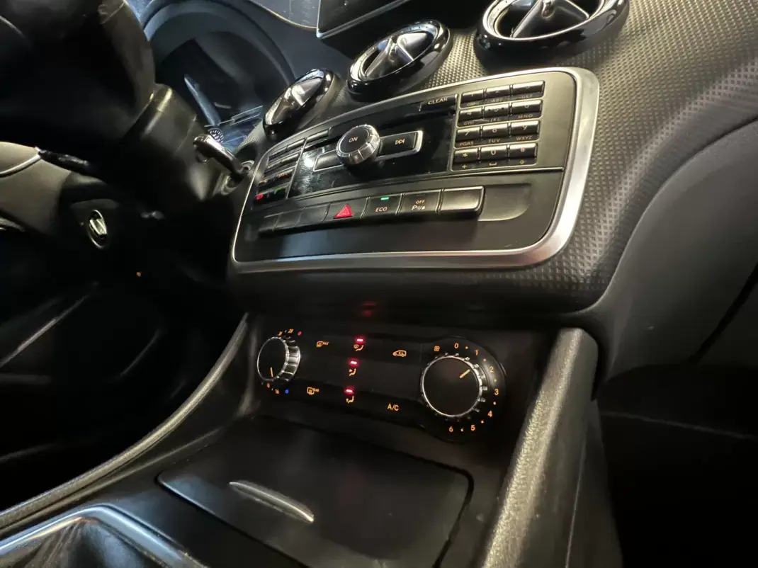 Mercedes-Benz A 180 2013 - 12990 EUR, 180000 km - AUTO.MOTO.pt - 180000km - foto 19 de 36