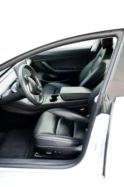 Tesla Model 3 2020 - 25990 EUR, 111680 km - AUTO.MOTO.pt - 111680km - foto 7 de 12