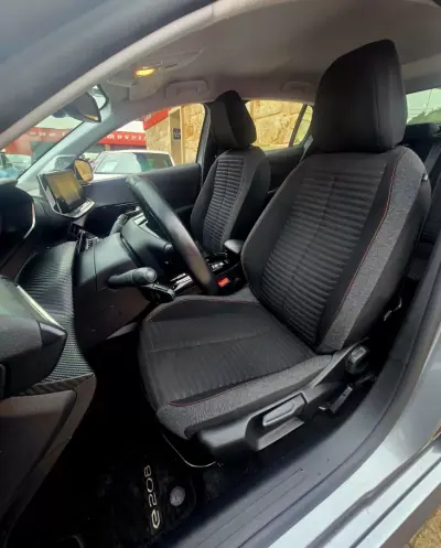 Peugeot e-208 2020 - 15750 EUR, 56000 km - AUTO.MOTO.pt - 56000km - foto 10 de 41