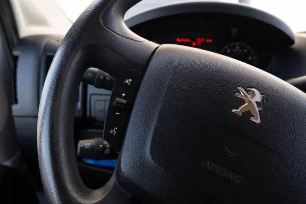 Peugeot Boxer 7 lugares 2019 - 19999 EUR, 172000 km - AUTO.MOTO.pt - 172000km - foto 24 de 28