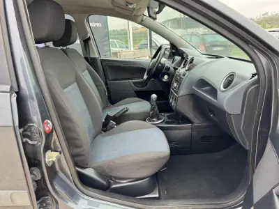 Ford Fiesta 2006 - 2850 EUR, 228695 km - AUTO.MOTO.pt - 228695km - foto 15 de 20