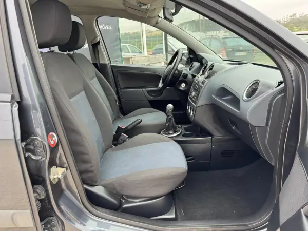 Ford Fiesta 2006 - 2850 EUR, 228695 km - AUTO.MOTO.pt - 228695km - foto 15 de 20