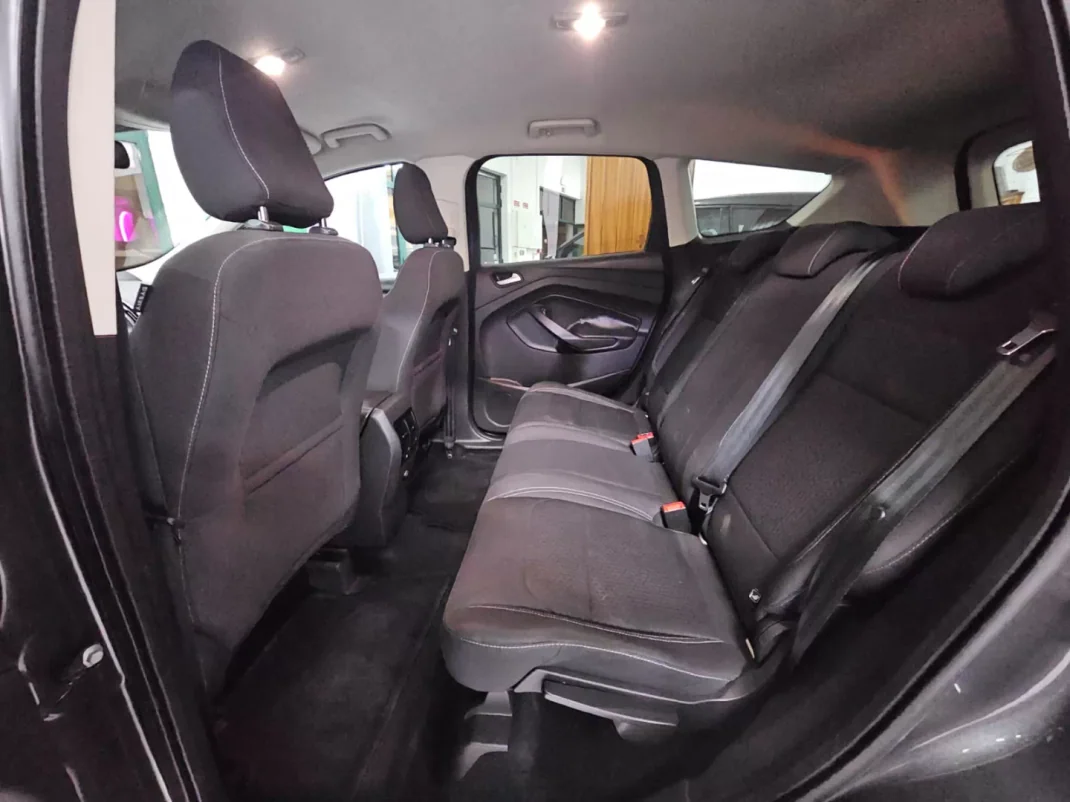 Ford Kuga 2017 - 16500 EUR, 105904 km - AUTO.MOTO.pt - 105904km - foto 8 de 11