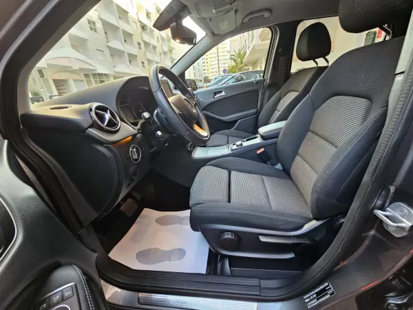 Mercedes-Benz B 180 2017 - 21900 EUR, 41938 km - AUTO.MOTO.pt - 41938km - foto 6 de 26