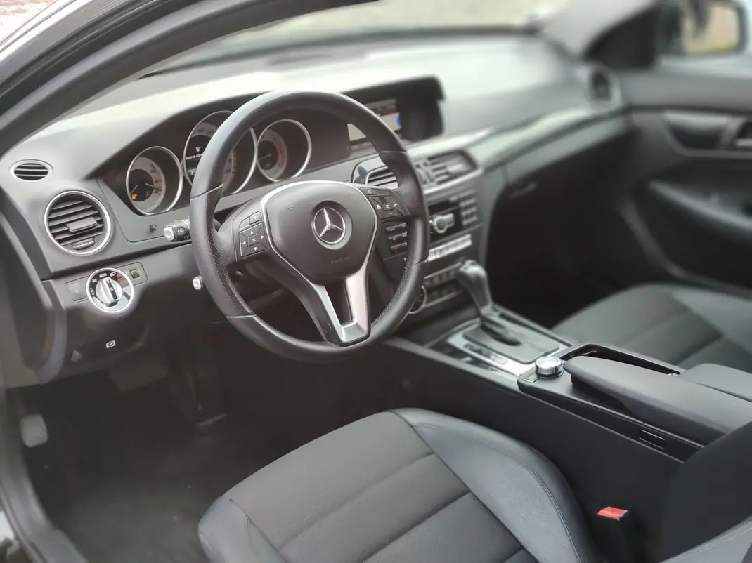 Mercedes-Benz C 220 2012 - 14900 EUR, 222999 km - AUTO.MOTO.pt - 222999km - foto 9 de 15