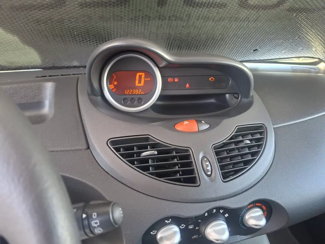 Renault Twingo 2013 - 7945 EUR, 122382 km - 122382km - foto 7 de 11