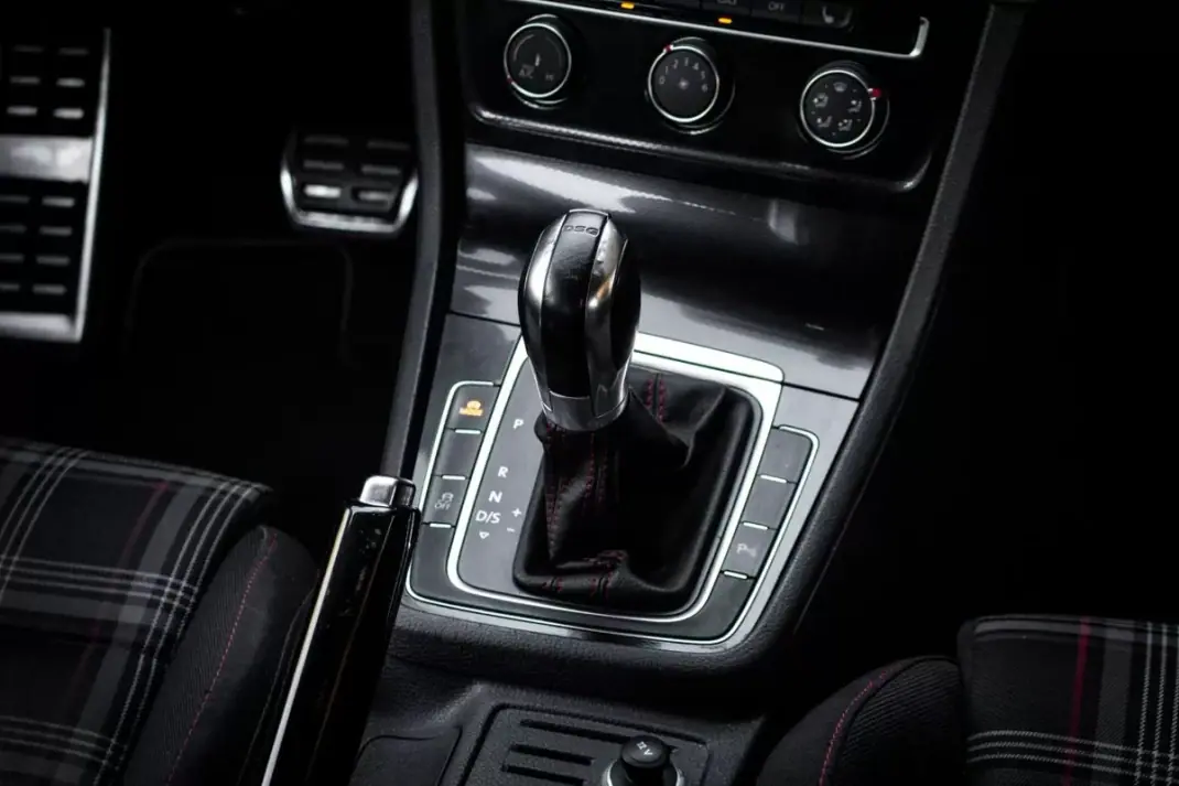 Volkswagen Golf 2015 - 24990 EUR, 83192 km - AUTO.MOTO.pt - 83192km - foto 38 de 45