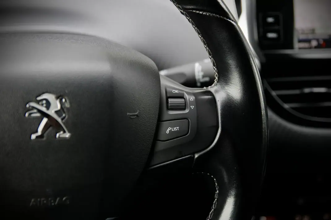 Peugeot 2008 2017 - 12900 EUR, 100000 km - AUTO.MOTO.pt - 100000km - foto 22 de 27