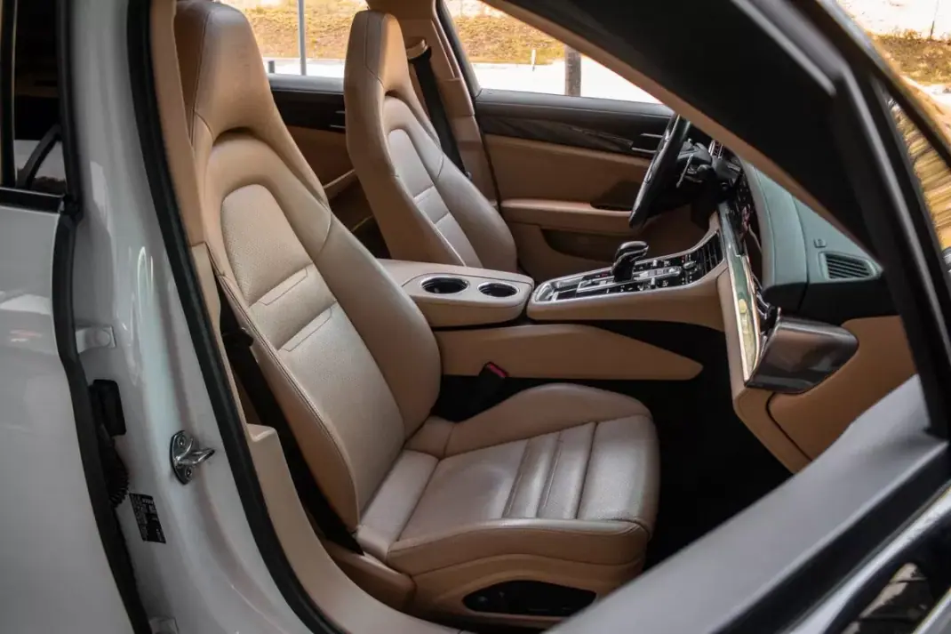 Porsche Panamera 2022 - 99950 EUR, 92267 km - AUTO.MOTO.pt - 92267km - foto 30 de 49