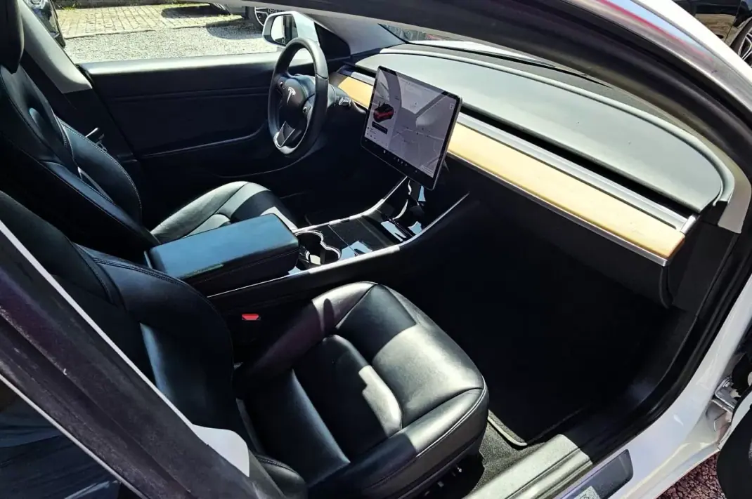 Tesla Model 3 2020 - 25500 EUR, 99000 km - AUTO.MOTO.pt - 99000km - foto 5 de 25