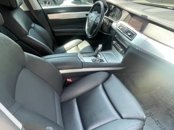 BMW 750 2010 - 33000 EUR, 73000 km - AUTO.MOTO.pt - 73000km - foto 15 de 18