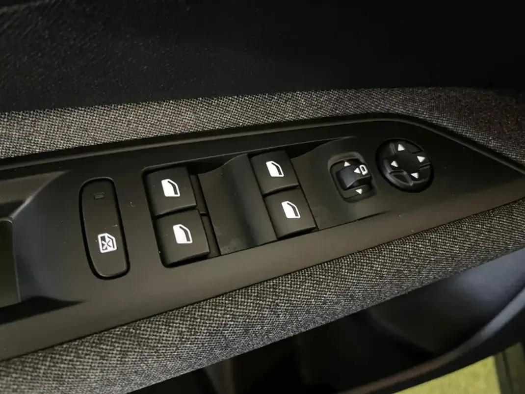 Peugeot 3008 2021 - 19900 EUR, 89000 km - AUTO.MOTO.pt - 89000km - foto 29 de 32