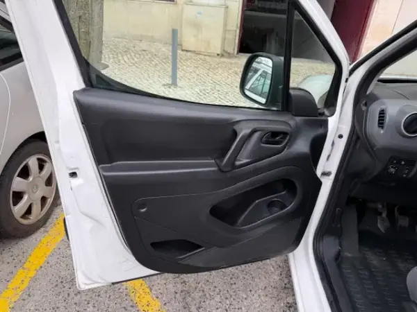 Citroën Berlingo 2015 - 7900 EUR, 221000 km - AUTO.MOTO.pt - 221000km - foto 19 de 29