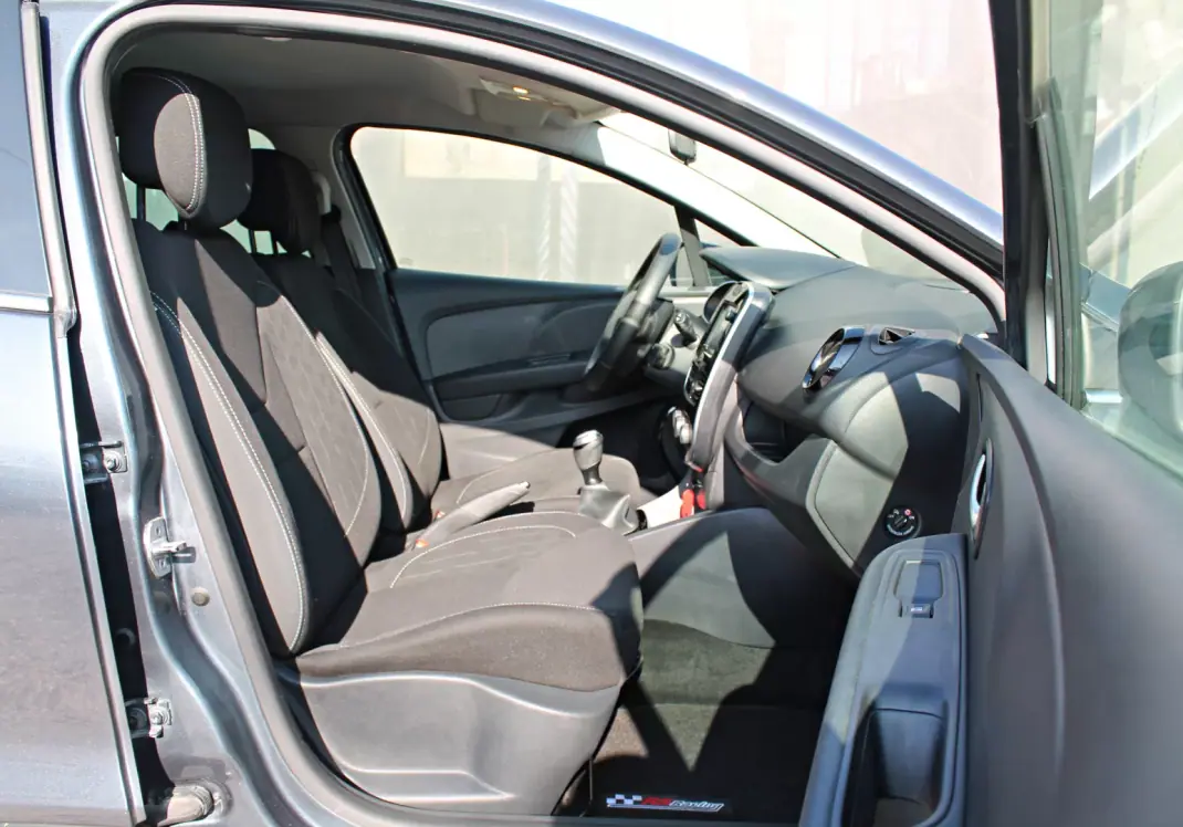 Renault Clio 2018 - 12250 EUR, 45634 km - AUTO.MOTO.pt - 45634km - foto 14 de 24