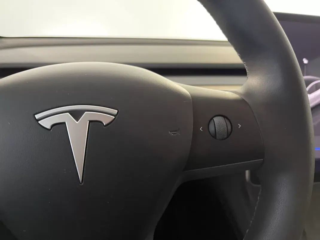Tesla Model Y 2023 - 39500 EUR, 48000 km - 48000km - foto 38 de 43