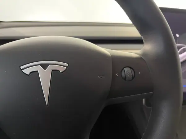 Tesla Model Y 2023 - 39500 EUR, 48000 km - 48000km - foto 38 de 43
