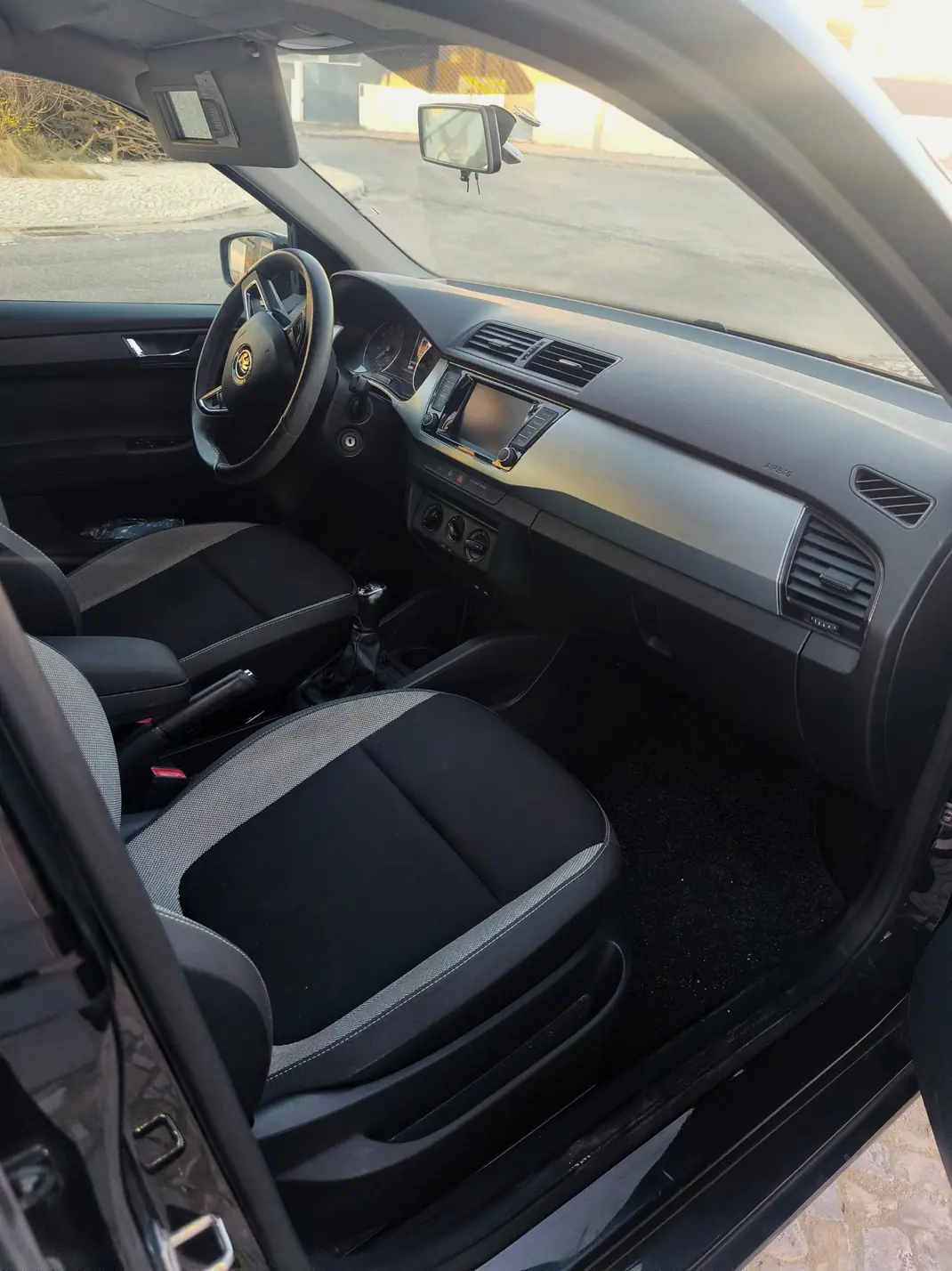 Skoda Fabia Break 2018 - 9990 EUR, 82200 km - AUTO.MOTO.pt - 82200km - foto 7 de 8