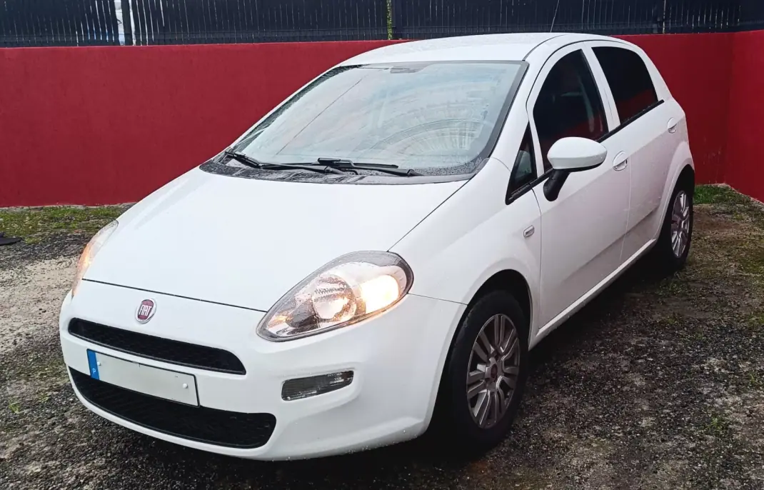 Fiat Punto 2018 - 8750 EUR, 154000 km - AUTO.MOTO.pt - 154000km - foto 1 de 18
