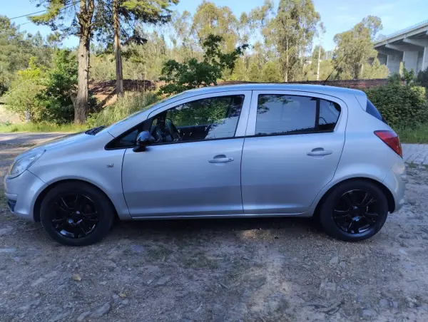 Opel Corsa 2010 - 5000 EUR, 240000 km - AUTO.MOTO.pt - 240000km - foto 4 de 24