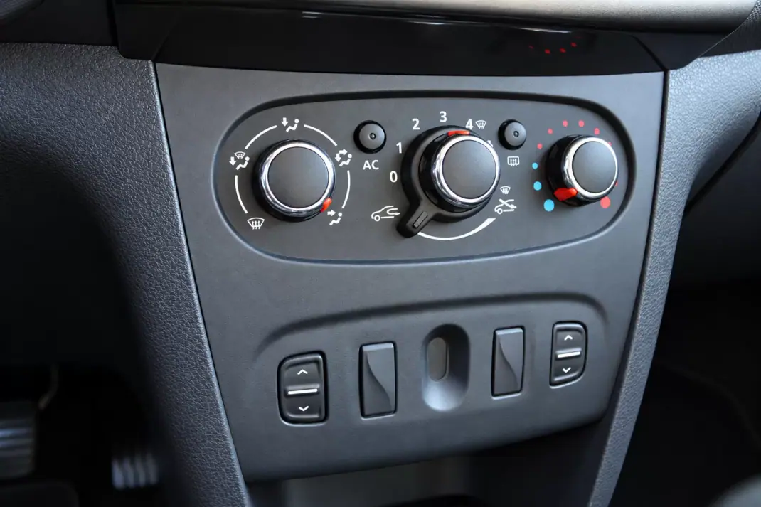 Dacia Sandero 2014 - 6990 EUR, 99876 km - 99876km - foto 16 de 25
