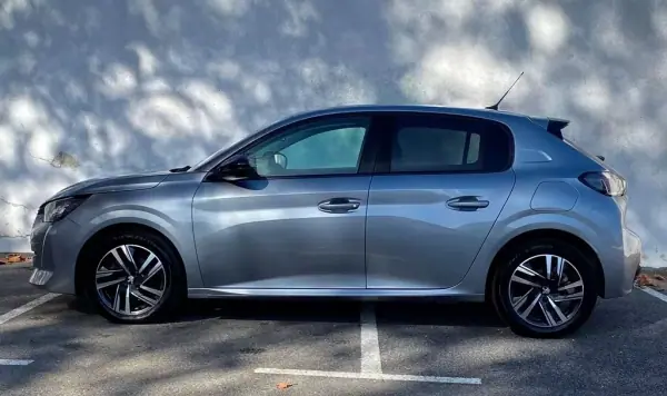 Peugeot 208 2023 - 14900 EUR, 13501 km - AUTO.MOTO.pt - 13501km - foto 7 de 23