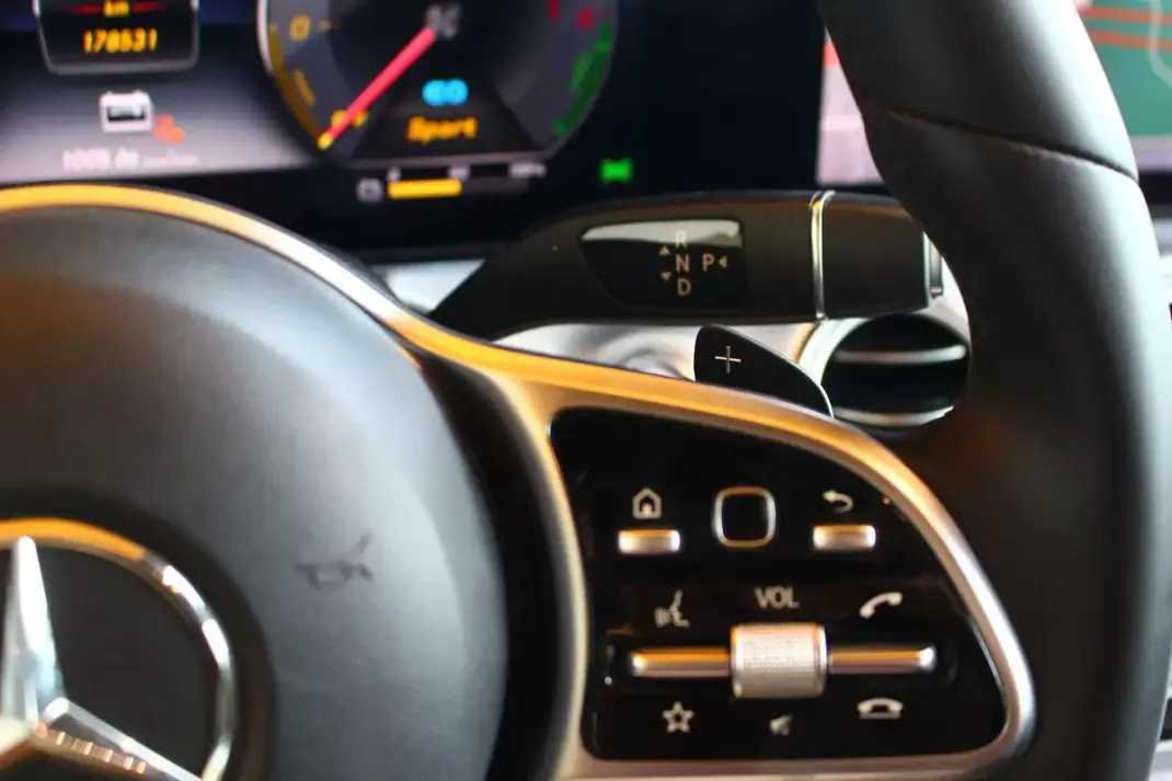 Mercedes-Benz E 300 2019 - 23900 EUR, 178524 km - AUTO.MOTO.pt - 178524km - foto 22 de 34