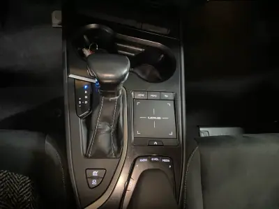 Lexus UX 250h 2021 - 24950 EUR, 126000 km - AUTO.MOTO.pt - 126000km - foto 16 de 20