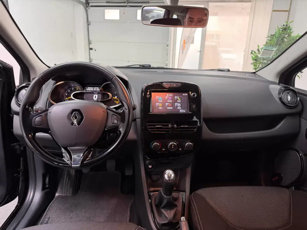 Renault Clio Sport Tourer 2014 - 7750 EUR, 199000 km - AUTO.MOTO.pt - 199000km - foto 15 de 16