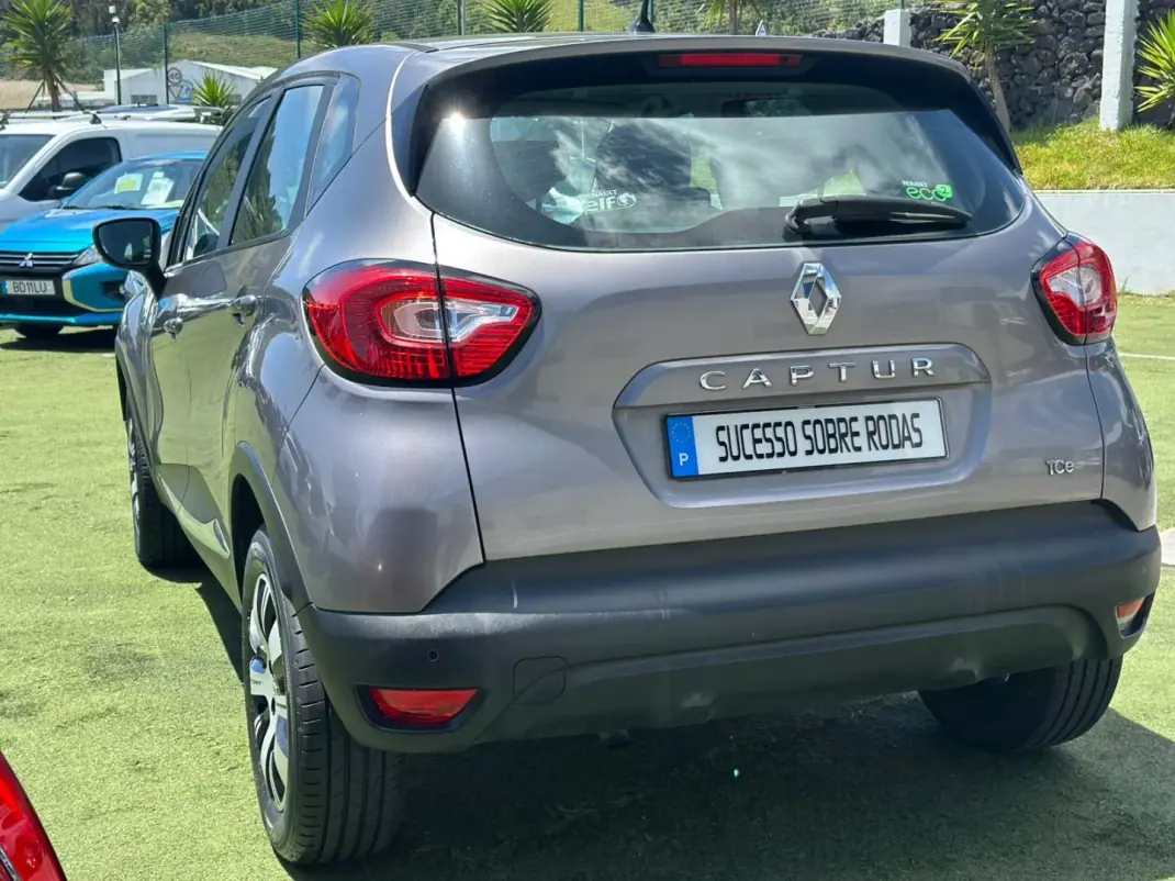 Renault Captur 2015 - 13990 EUR, 56433 km - AUTO.MOTO.pt - 56433km - foto 4 de 17