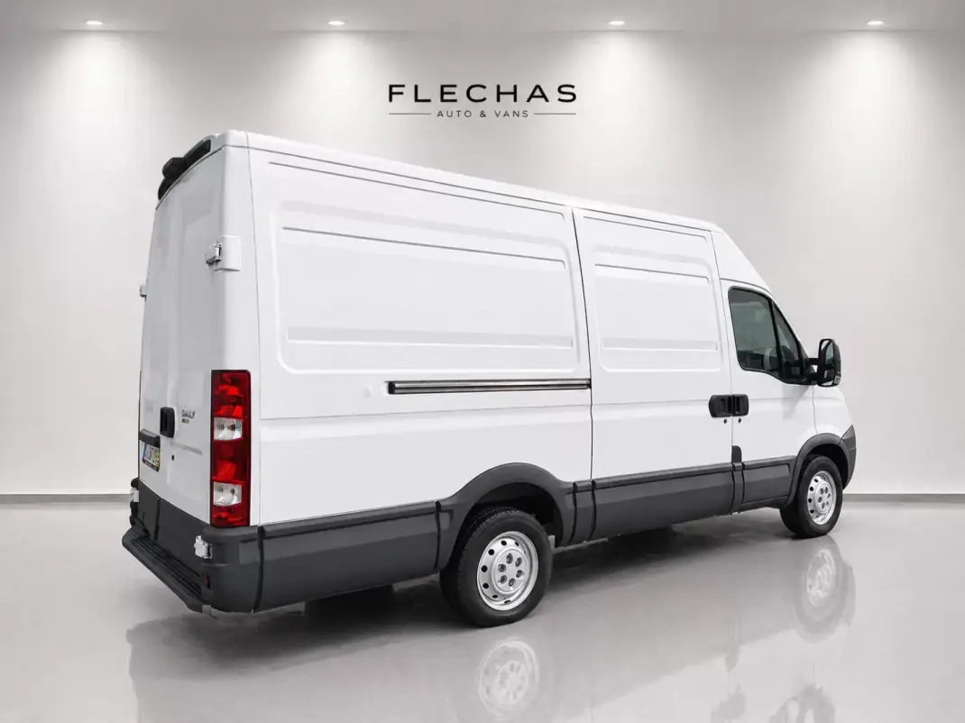Iveco 2010 - 12500 EUR, 151000 km - AUTO.MOTO.pt - 151000km - foto 3 de 11