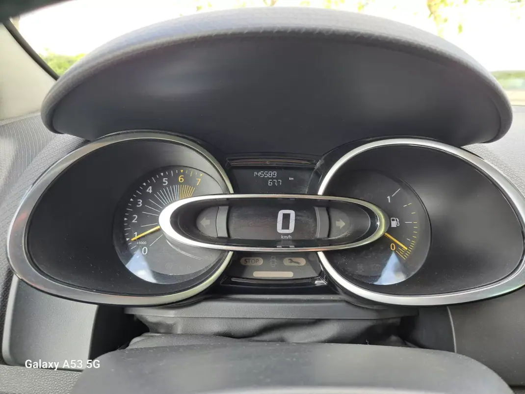 Renault Clio Sport Tourer 2016 - 8990 EUR, 145350 km - AUTO.MOTO.pt - 145350km - foto 10 de 19