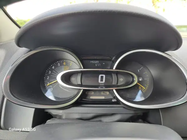 Renault Clio Sport Tourer 2016 - 8990 EUR, 145350 km - AUTO.MOTO.pt - 145350km - foto 10 de 19