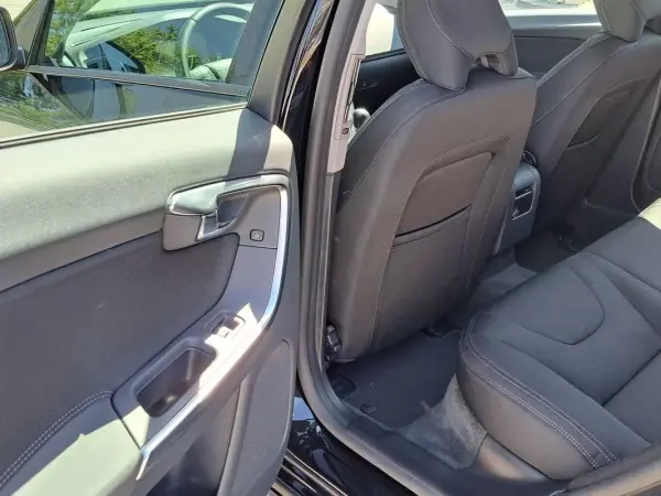 Volvo V60 2013 - 13900 EUR, 111000 km - AUTO.MOTO.pt - 111000km - foto 18 de 42