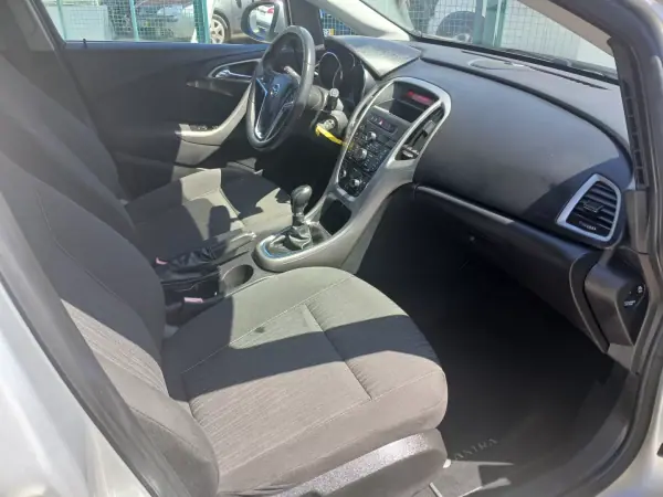 Opel Astra 2010 - 6350 EUR, 76845 km - AUTO.MOTO.pt - 76845km - foto 26 de 28