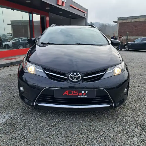 Toyota Auris Touring Sports 2015 - 11650 EUR, 173000 km - AUTO.MOTO.pt - 173000km - foto 2 de 15