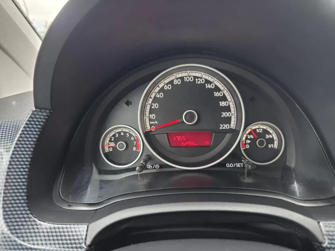 Volkswagen Up! 2016 - 7990 EUR, 152974 km - AUTO.MOTO.pt - 152974km - foto 44 de 71