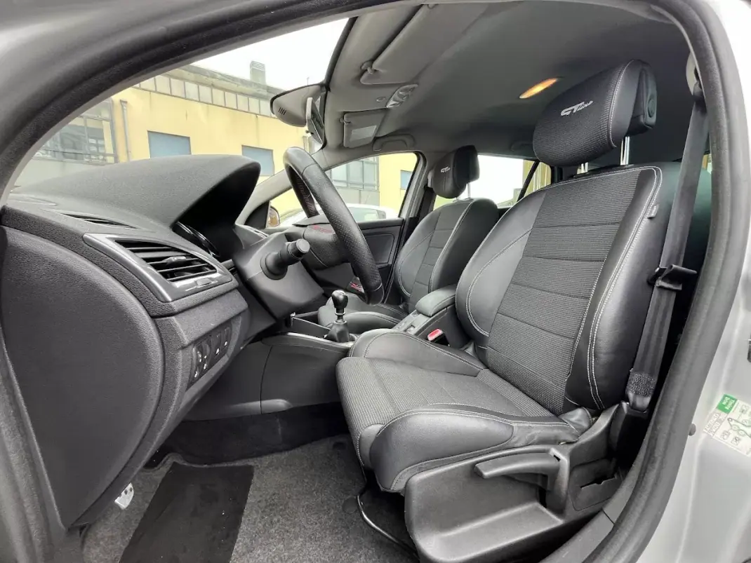 Renault Mégane Sport Tourer 2014 - 7750 EUR, 250000 km - AUTO.MOTO.pt - 250000km - foto 22 de 47