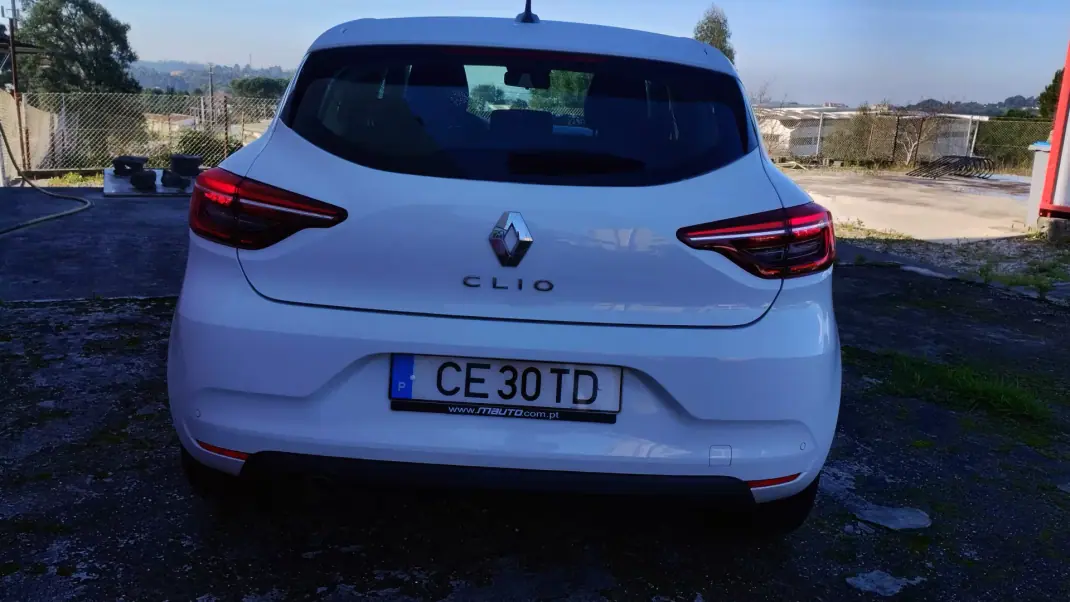 Renault Clio 2021 - 13999 EUR, 63000 km - AUTO.MOTO.pt - 63000km - foto 6 de 38