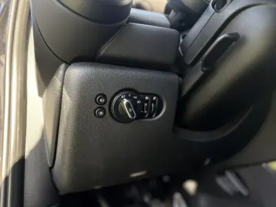 MINI 5 Portas 2019 - 15790 EUR, 179000 km - AUTO.MOTO.pt - 179000km - foto 35 de 39