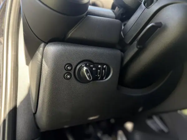 MINI 5 Portas 2019 - 15790 EUR, 179000 km - AUTO.MOTO.pt - 179000km - foto 35 de 39