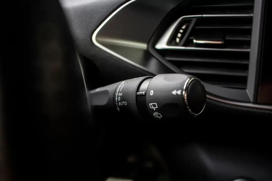 Peugeot 308 2020 - 17990 EUR, 142466 km - AUTO.MOTO.pt - 142466km - foto 18 de 45