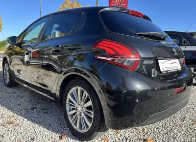 Peugeot 208 2016 - 9500 EUR, 133450 km - AUTO.MOTO.pt - 133450km - foto 3 de 17