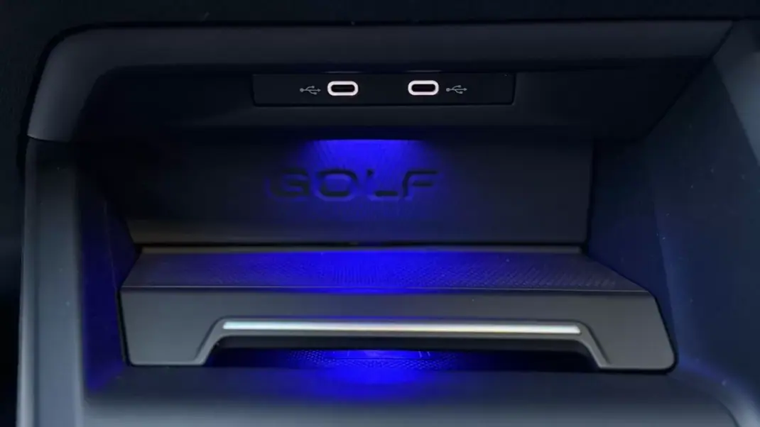 Volkswagen Golf 2021 - 39900 EUR, 55600 km - AUTO.MOTO.pt - 55600km - foto 23 de 26