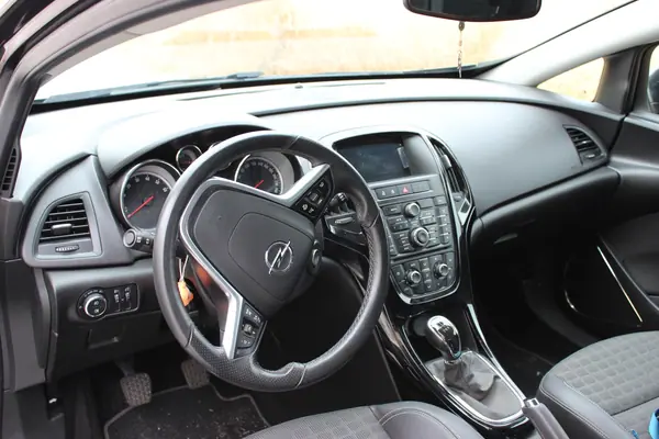Opel Astra GTC 2017 - 18900 EUR, 62000 km - AUTO.MOTO.pt - 62000km - foto 6 de 15
